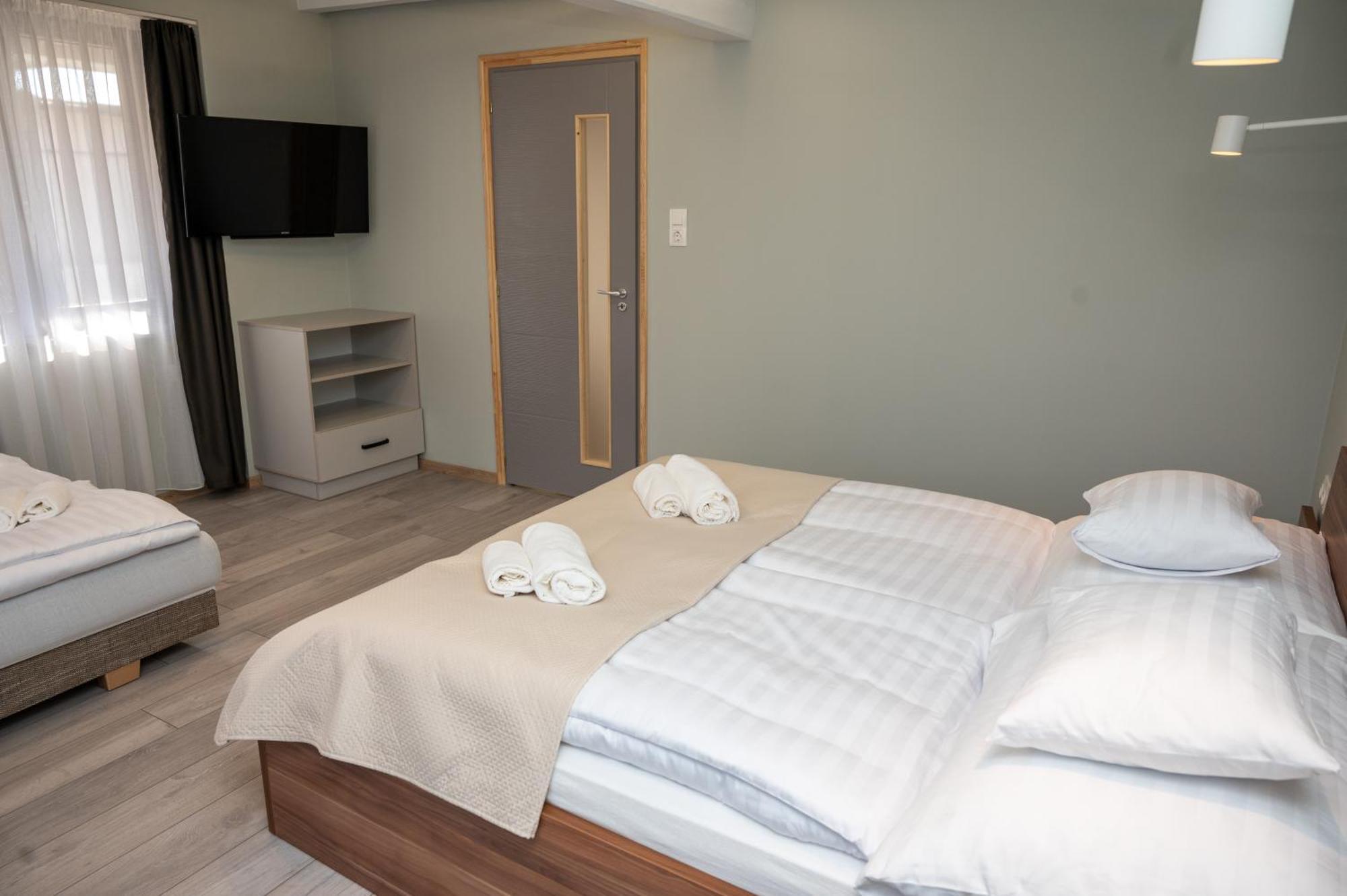 Tuenderkert Apartman Gyula Bagian luar foto