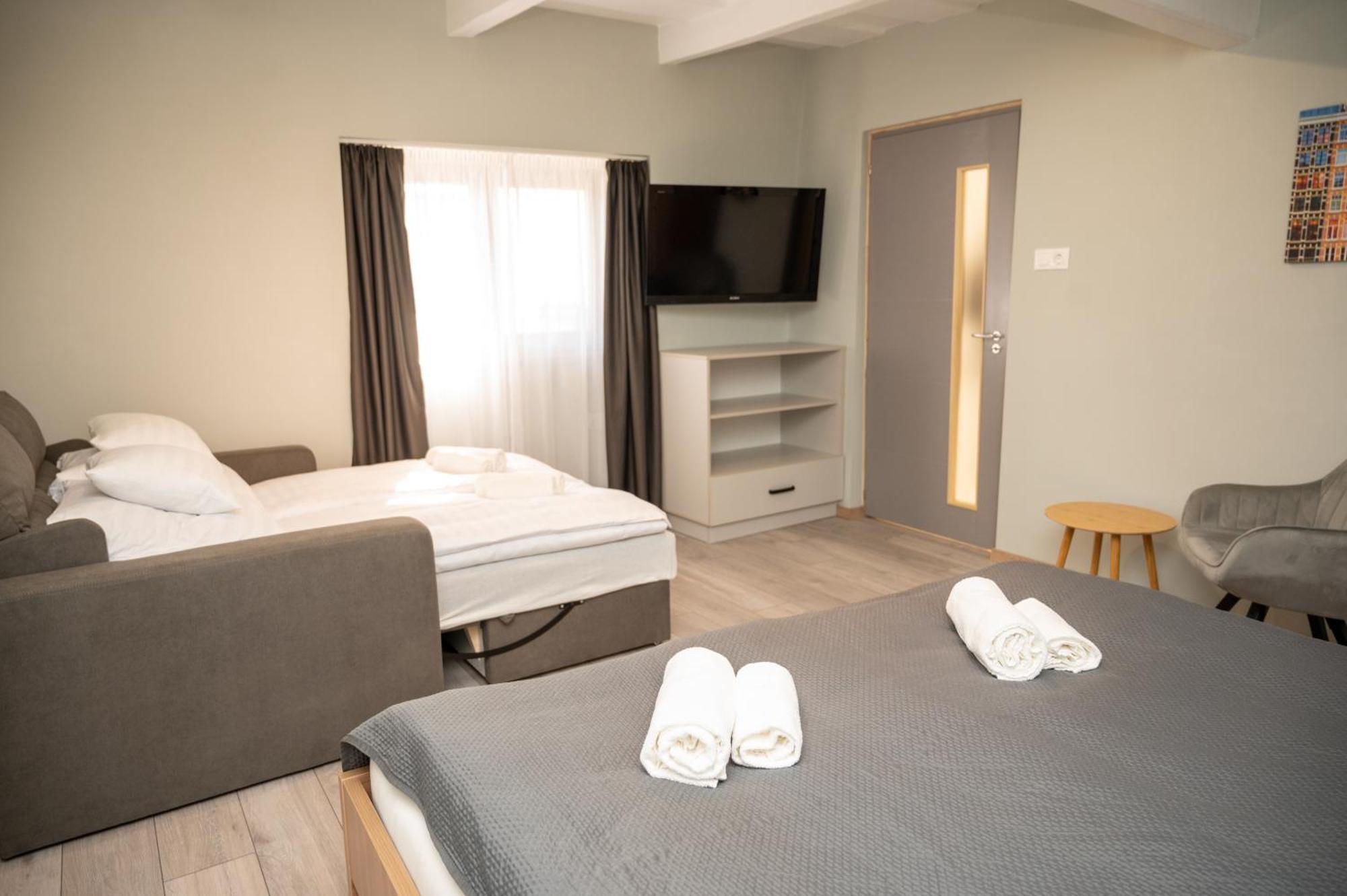 Tuenderkert Apartman Gyula Bagian luar foto