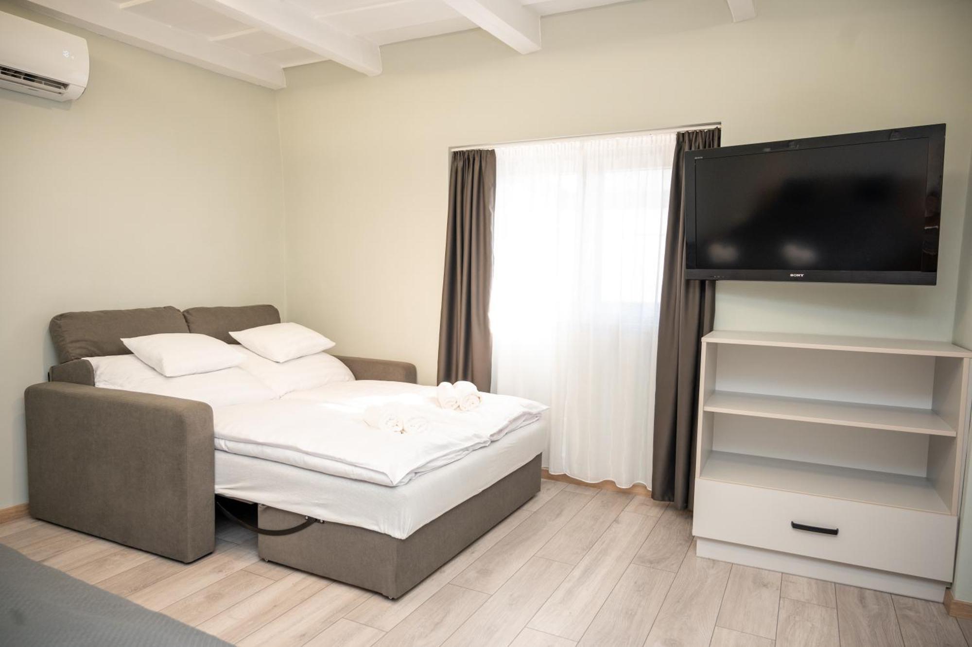 Tuenderkert Apartman Gyula Bagian luar foto