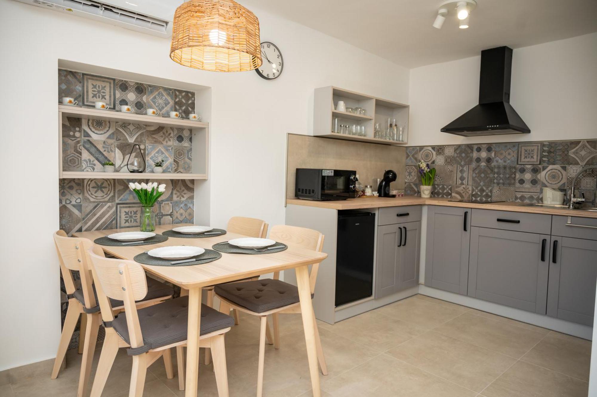 Tuenderkert Apartman Gyula Bagian luar foto